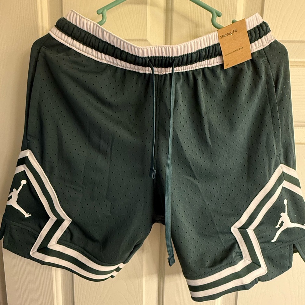 Nike Men's Green Athletic Shorts - Picture 2 of 3